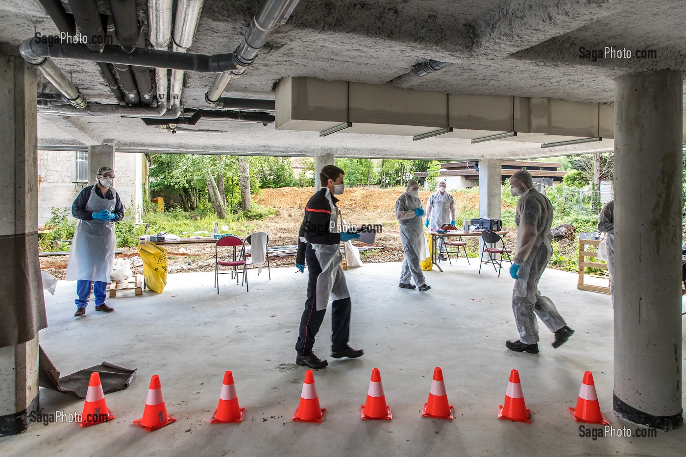 ORGANISATION DE TESTS DE DEPISTAGE DU COVID 19 POUR LES RESIDENTS ET LE PERSONNEL DE L’EHPAD REALISE PAR LES SAPEURS POMPIERS DU SDIS 77, EHPAD DE MALNOUE, EMERAINVILLE (77), SEINE ET MARNE, FRANCE, EUROPE 