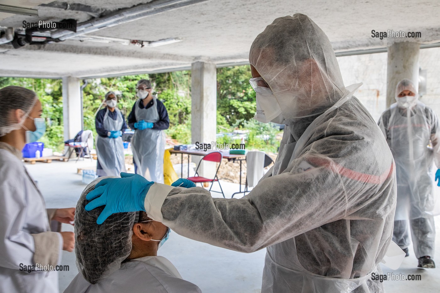 TEST DE DEPISTAGE DU COVID 19 POUR LES RESIDENTS ET LE PERSONNEL DE L’EHPAD REALISE PAR LES SAPEURS POMPIERS DU SDIS 77, EHPAD DE MALNOUE, EMERAINVILLE (77), SEINE ET MARNE, FRANCE, EUROPE 