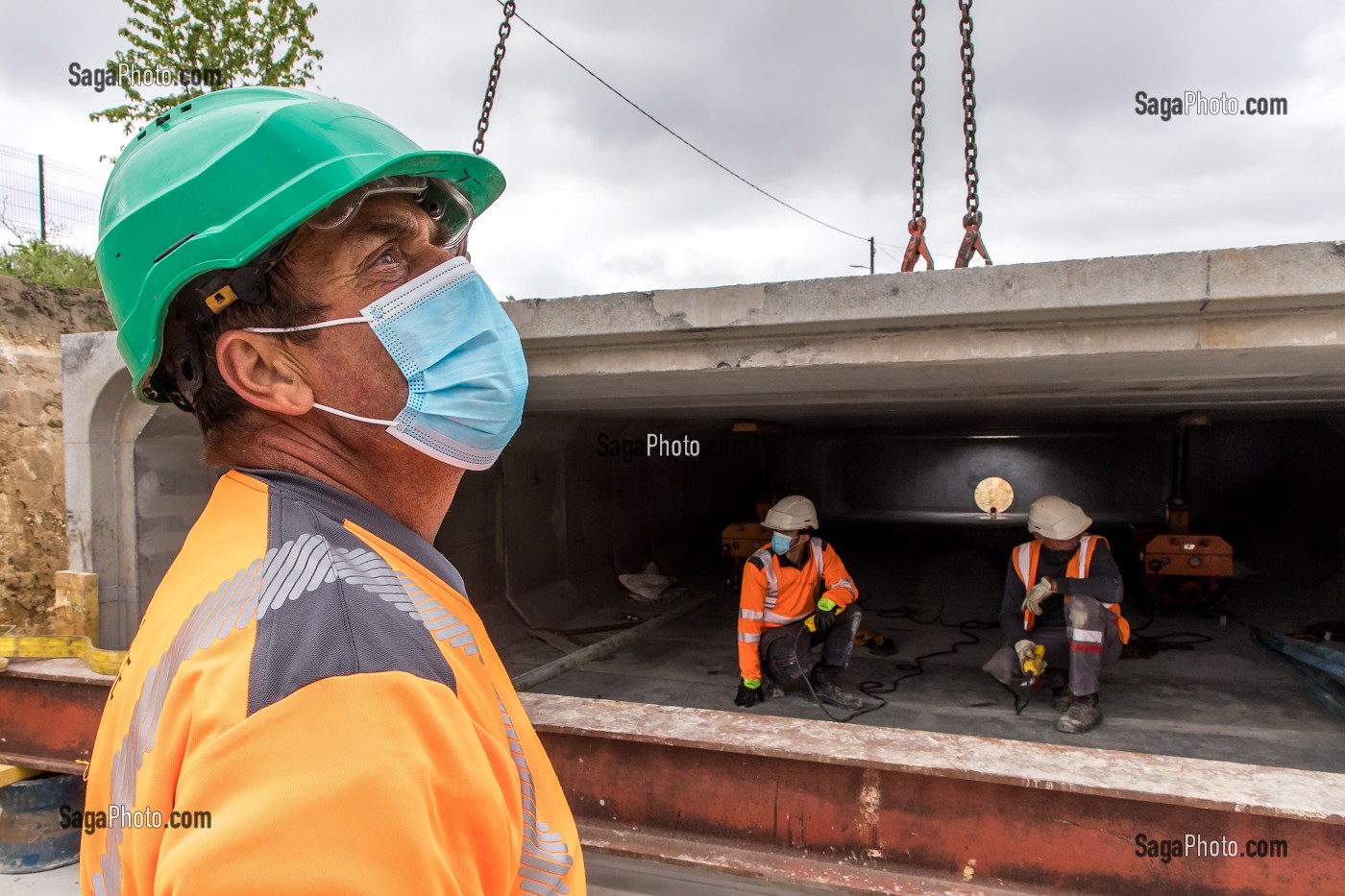 REPRISE DE L'ACTIVITE SUR UN CHANTIER BTP, DESORMAIS LE PORT DU MASQUE OBLIGATOIRE, LORS DE LA PANDEMIE DU COVID 19 