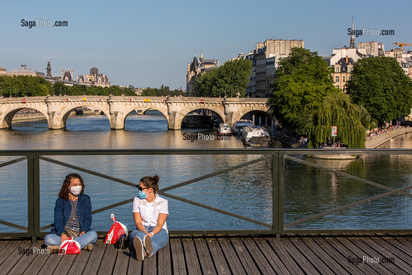 DECONFINEMENT SUR LE PONT DES ARTS A PARIS, (75) PARIS, ILE DE FRANCE, FRANCE 