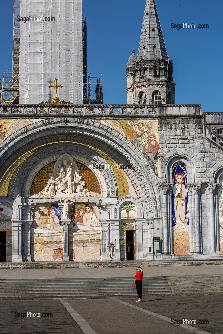 ESPLANADE DESERTE DEVANT LA BASILIQUE NOTRE DAME DU ROSAIRE EN TEMPS DE COVID 19, LOURDES, FRANCE 