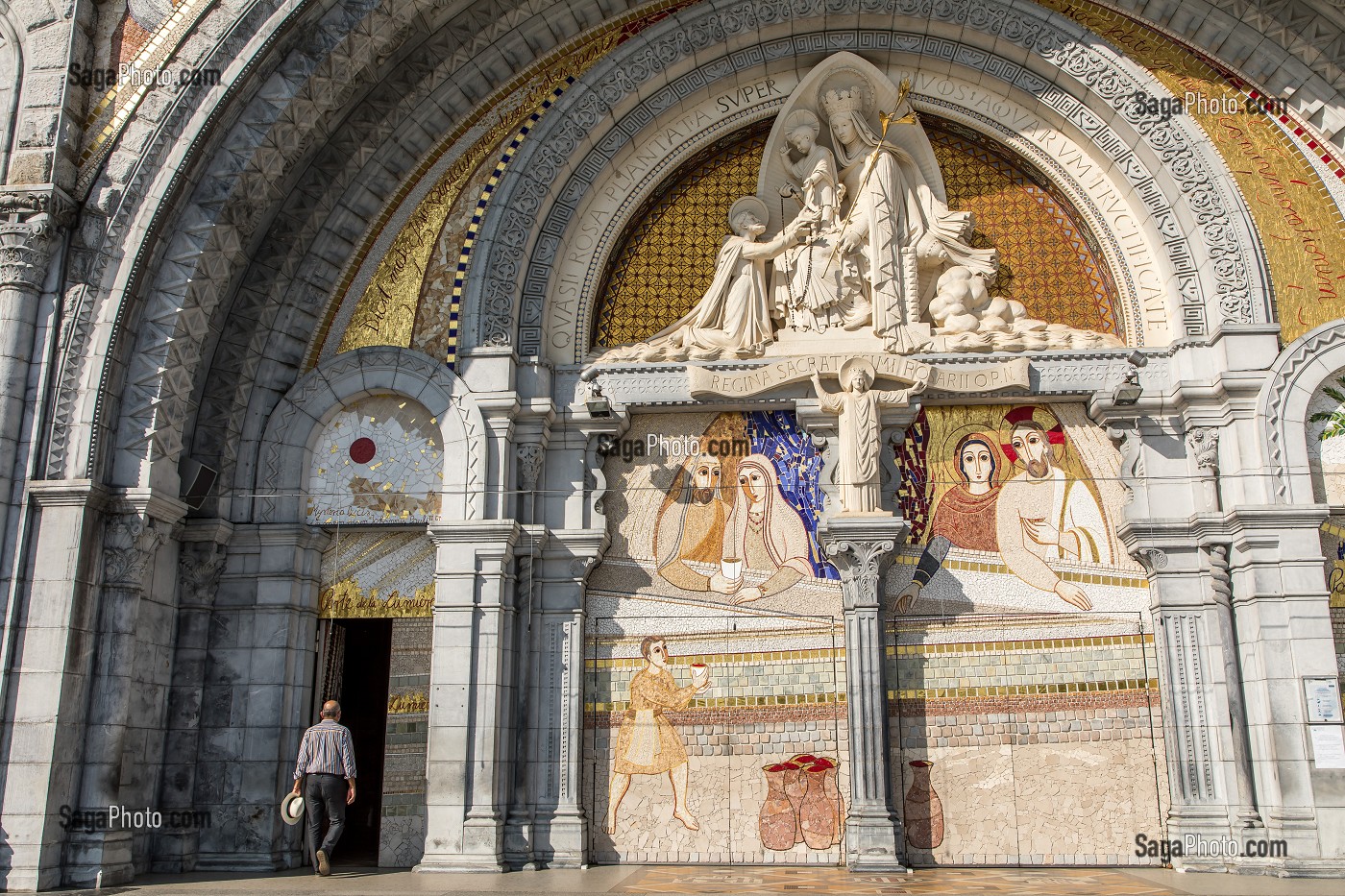 ESPLANADE DESERTE DEVANT LA BASILIQUE NOTRE DAME DU ROSAIRE EN TEMPS DE COVID 19, LOURDES, FRANCE 