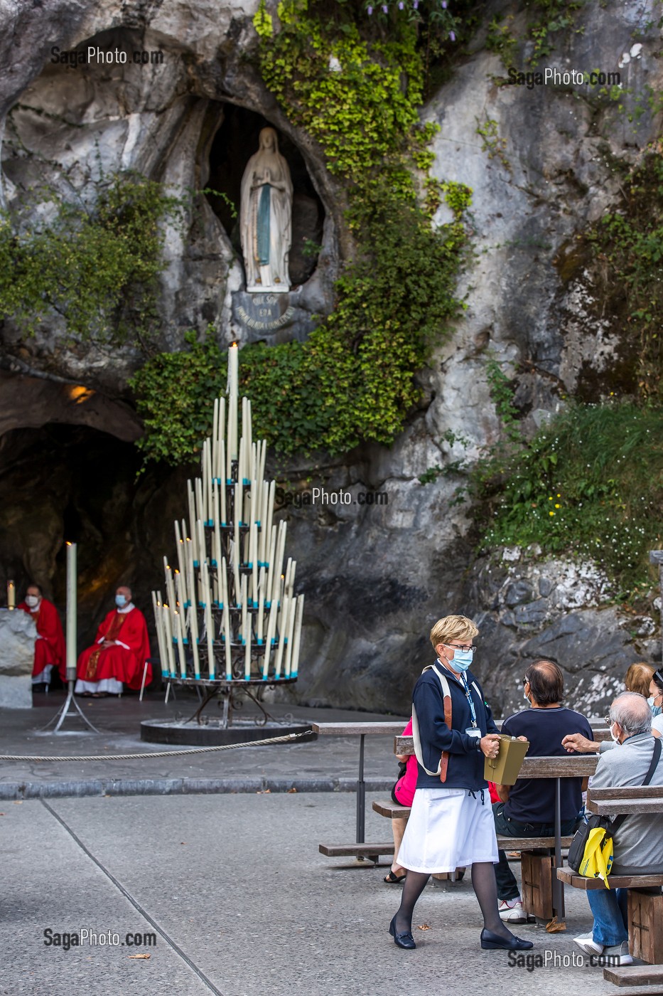 GROTTE DE MASSABIELLE, GROTTE DE LOURDES, LIEU DE PELERINAGE CATHOLIQUE. C'EST A CET ENDROIT QUE BERNADETTE SOUBIROUS DIT AVOIR APERÇU 18 APPARITIONS DE LA VIERGE MARIE EN 1858 ET OU, SUR LES INDICATIONS DE LA VIERGE, ELLE AURAIT DECOUVERT UNE SOURCE D’EAU AUJOURD'HUI REPUTEE MIRACULEUSE, LOURDES, (65) HAUTES PYRENEES, NOUVELLE AQUITAINE, FRANCE 