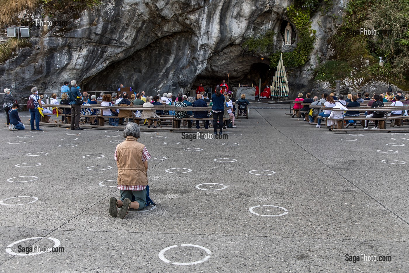 GROTTE DE MASSABIELLE, GROTTE DE LOURDES, LIEU DE PELERINAGE CATHOLIQUE. C'EST A CET ENDROIT QUE BERNADETTE SOUBIROUS DIT AVOIR APERÇU 18 APPARITIONS DE LA VIERGE MARIE EN 1858 ET OU, SUR LES INDICATIONS DE LA VIERGE, ELLE AURAIT DECOUVERT UNE SOURCE D’EAU AUJOURD'HUI REPUTEE MIRACULEUSE, LOURDES, (65) HAUTES PYRENEES, NOUVELLE AQUITAINE, FRANCE 