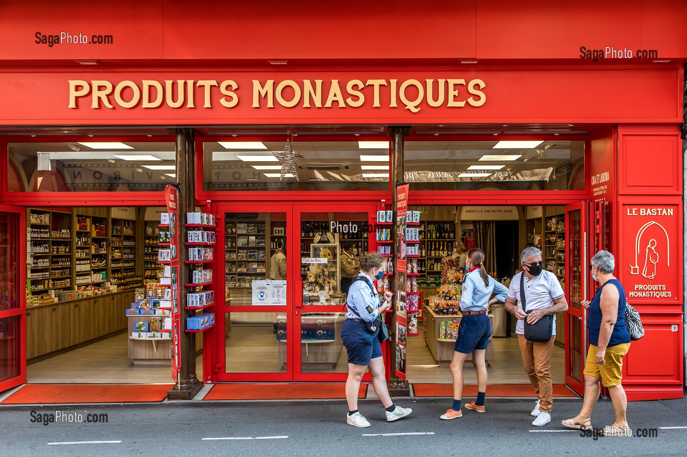 MAGASIN DE SOUVENIRS MONASTIQUE, LOURDES, (65) HAUTES PYRENEES, NOUVELLE AQUITAINE, FRANCE 