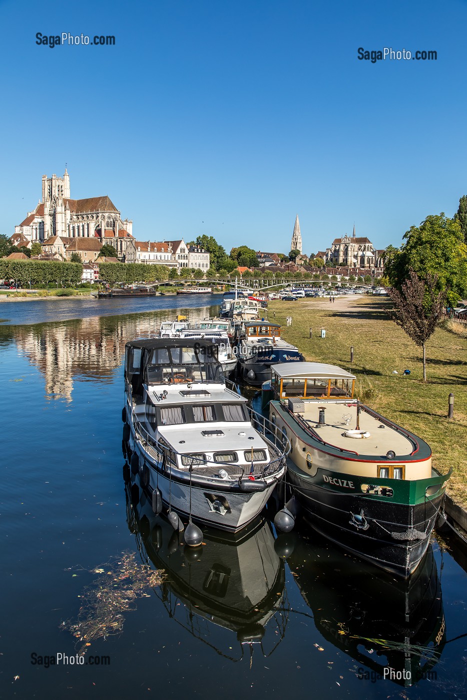 CATHEDRALE SAINT-ETIENNE ET ABBAYE SAINT-GERMAIN, PORT FLUVIAL SUR LES BORDS DE L'YONNE, QUAI DE L'ANCIENNE ABBAYE, AUXERRE, YONNE, BOURGOGNE, FRANCE 