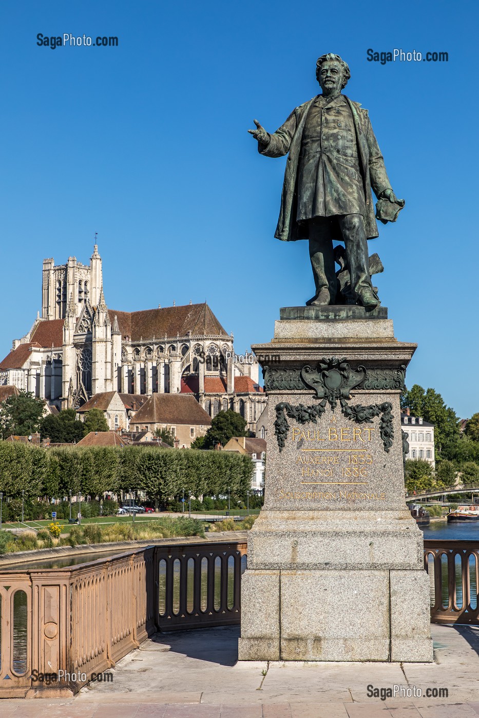 PONT PAUL BERT, CATHEDRALE SAINT-ETIENNE, PORT FLUVIAL SUR LES BORDS DE L'YONNE, QUAI DE L'ANCIENNE ABBAYE, AUXERRE, YONNE, BOURGOGNE, FRANCE 