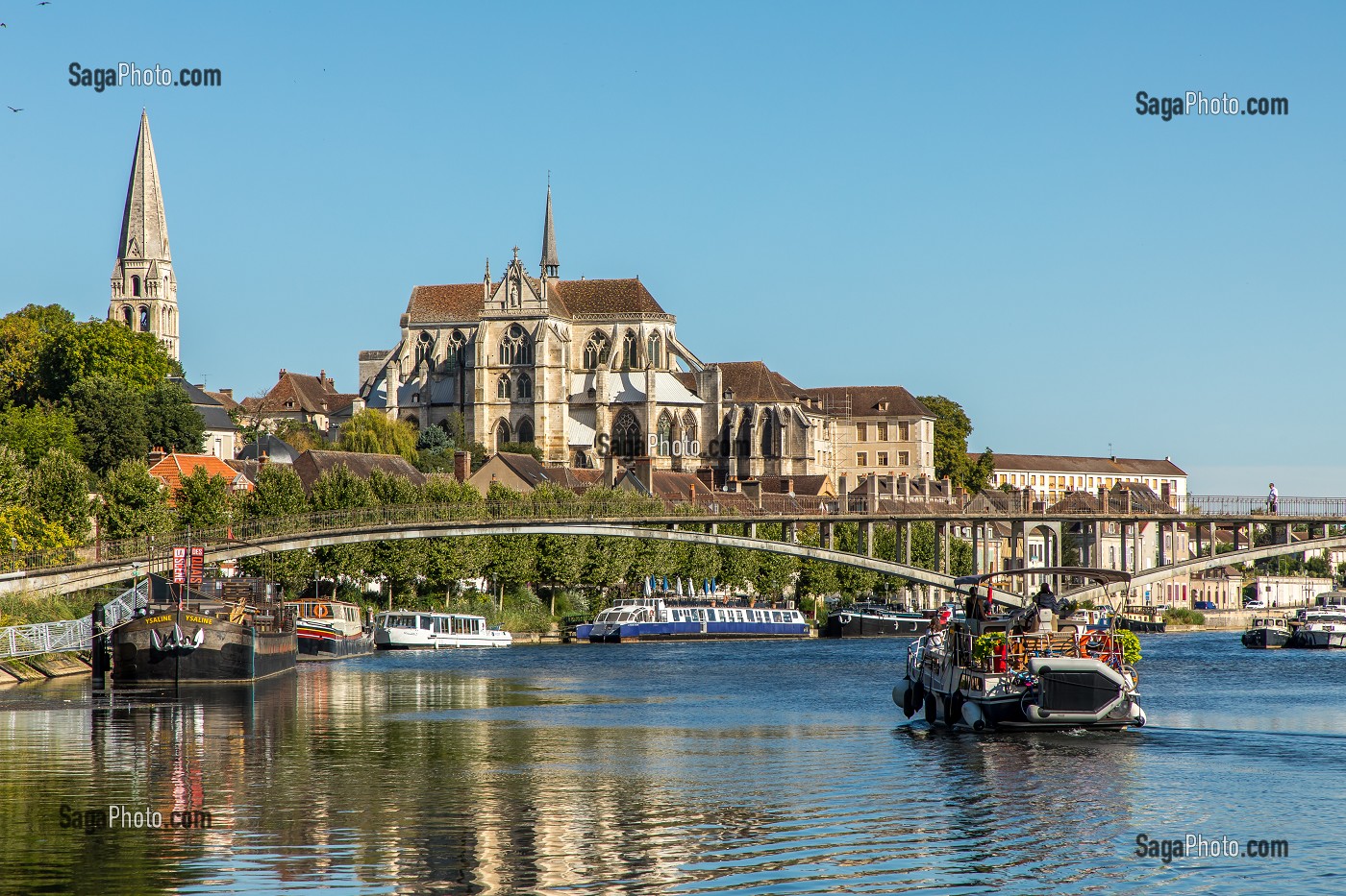 CATHEDRALE SAINT-ETIENNE ET ABBAYE SAINT-GERMAIN, PORT FLUVIAL SUR LES BORDS DE L'YONNE, QUAI DE L'ANCIENNE ABBAYE, AUXERRE, YONNE, BOURGOGNE, FRANCE 