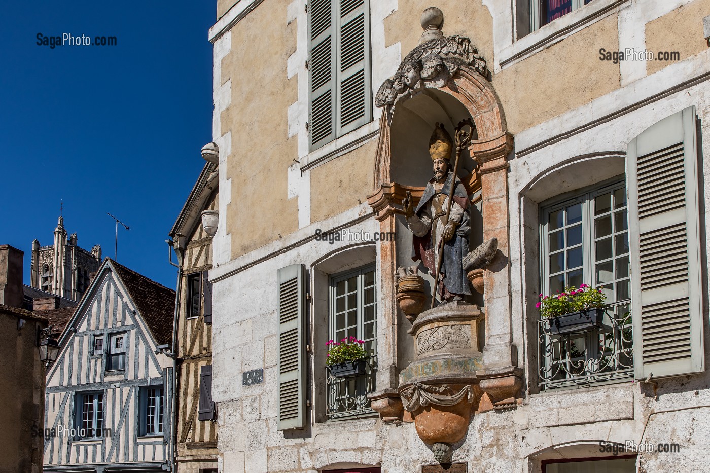 STATUE DE SAINT NICOLAS, PATRON DES BATELIERS, QUAI DE LA MARINE, AUXERRE, YONNE, BOURGOGNE, FRANCE 