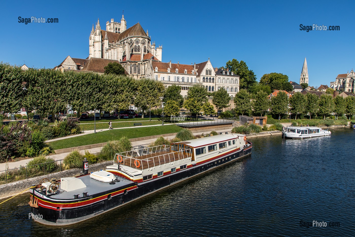 CATHEDRALE SAINT-ETIENNE, PORT FLUVIAL SUR LES BORDS DE L'YONNE, QUAI DE L'ANCIENNE ABBAYE, AUXERRE, YONNE, BOURGOGNE, FRANCE 