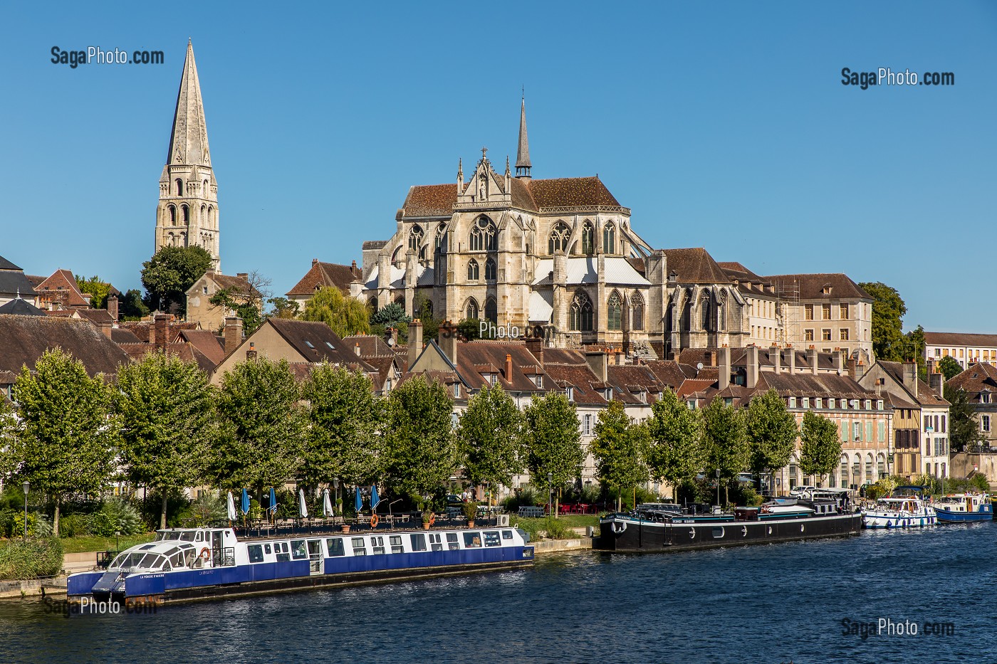 CATHEDRALE SAINT-ETIENNE, PORT FLUVIAL SUR LES BORDS DE L'YONNE, QUAI DE L'ANCIENNE ABBAYE, AUXERRE, YONNE, BOURGOGNE, FRANCE 