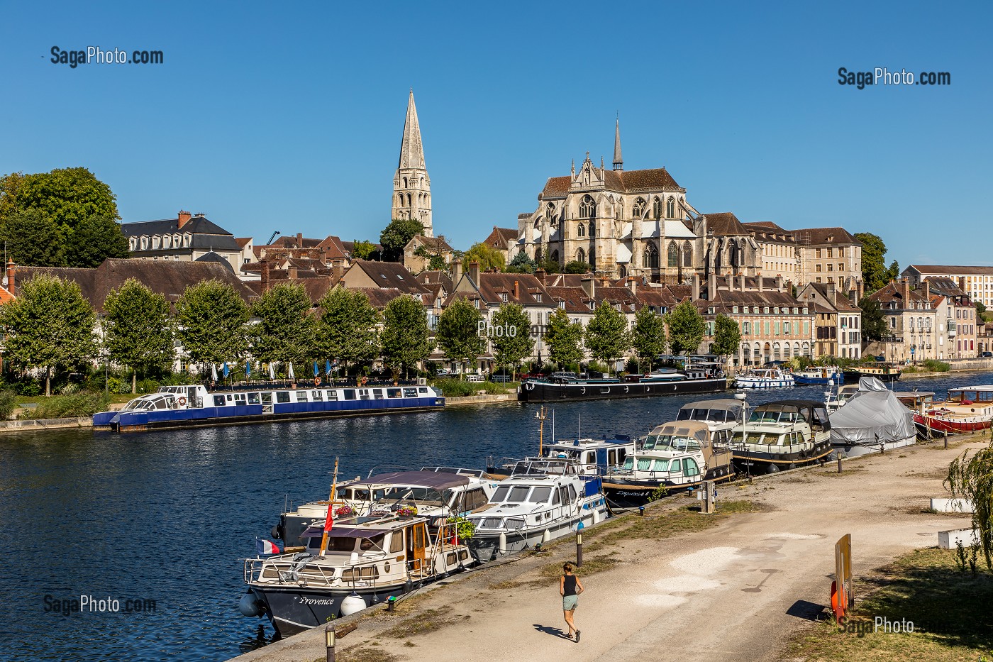 CATHEDRALE SAINT-ETIENNE, PORT FLUVIAL SUR LES BORDS DE L'YONNE, QUAI DE L'ANCIENNE ABBAYE, AUXERRE, YONNE, BOURGOGNE, FRANCE 