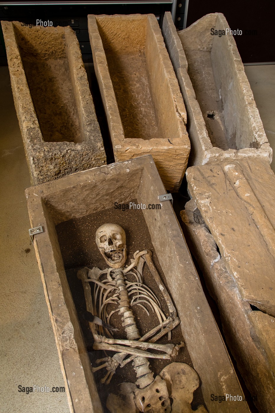 SARCOPHAGES MEROVINGIENS, SITE ARCHEOLOGIQUE D’ESCOLIVES SAINTE CAMILLE, YONNE, BOURGOGNE, FRANCE 