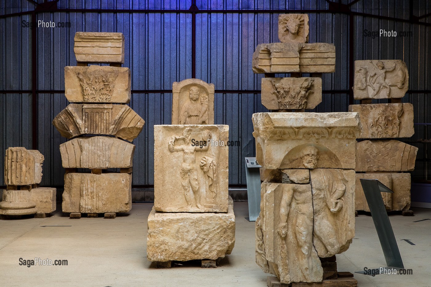 BAS-RELIEF D'HERCULE, SITE ARCHEOLOGIQUE D’ESCOLIVES SAINTE CAMILLE, YONNE, BOURGOGNE, FRANCE 