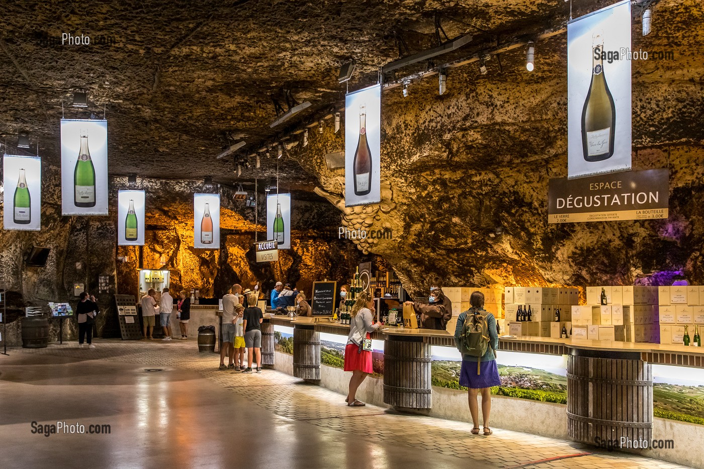 CAVES BAILLY LAPIERRE, ANCIENNES CARRIERES DE PIERRE QUI ABRITENT AUJOURD’HUI UNE PRODUCTION DE CREMANT DE BOURGOGNE, BERCEAU DE L’AOC EN 1975, SAINT BRIS LE VINEUX, YONNE, BOURGOGNE, FRANCE 