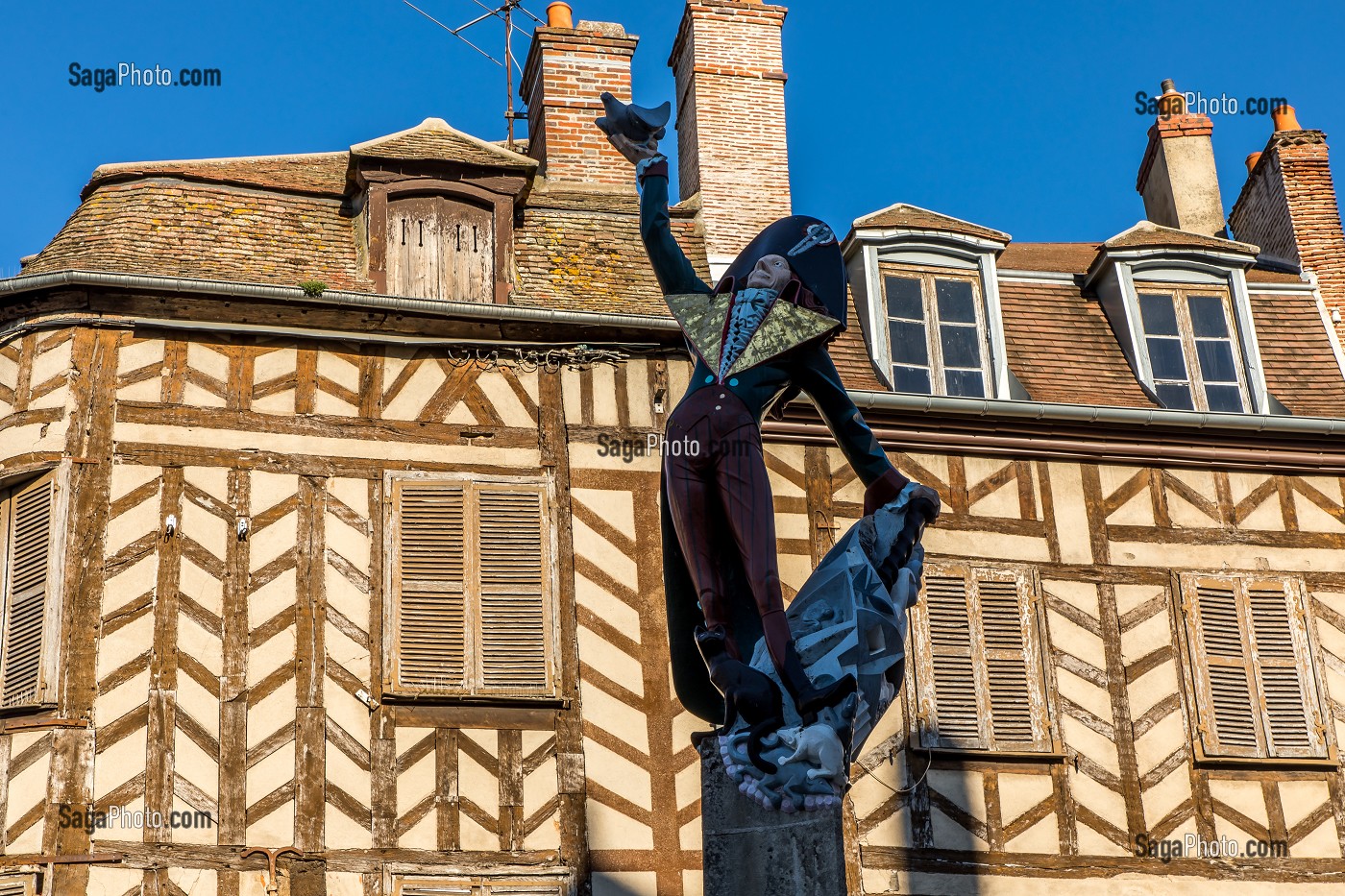 STATUE DE CADET ROUSSEL ET MAISONS A PANS DE BOIS, AUXERRE, YONNE, BOURGOGNE, FRANCE 