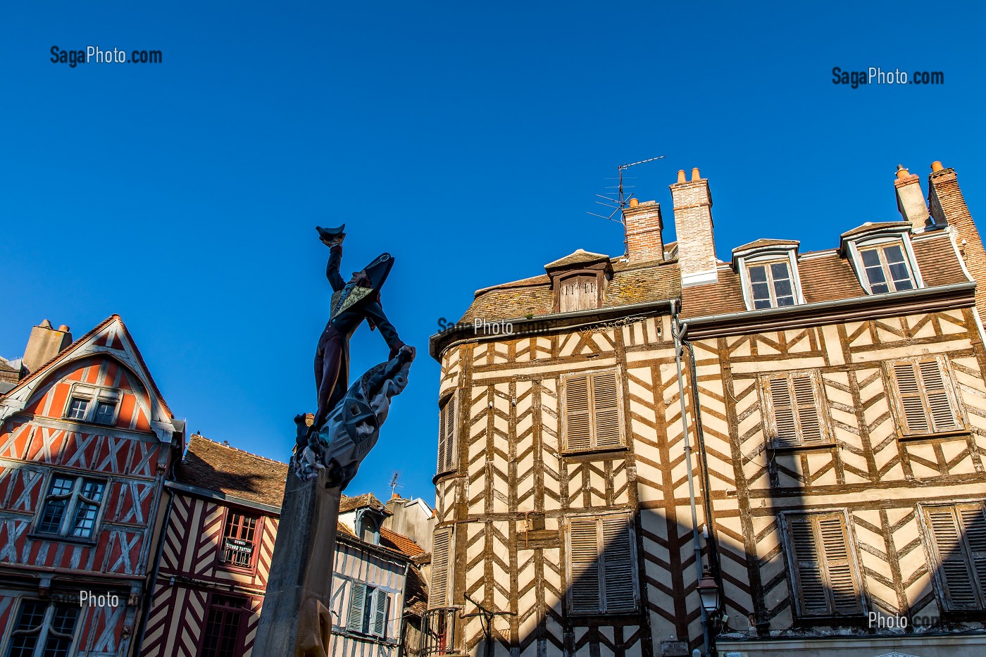 STATUE DE CADET ROUSSEL ET MAISONS A PANS DE BOIS, AUXERRE, YONNE, BOURGOGNE, FRANCE 