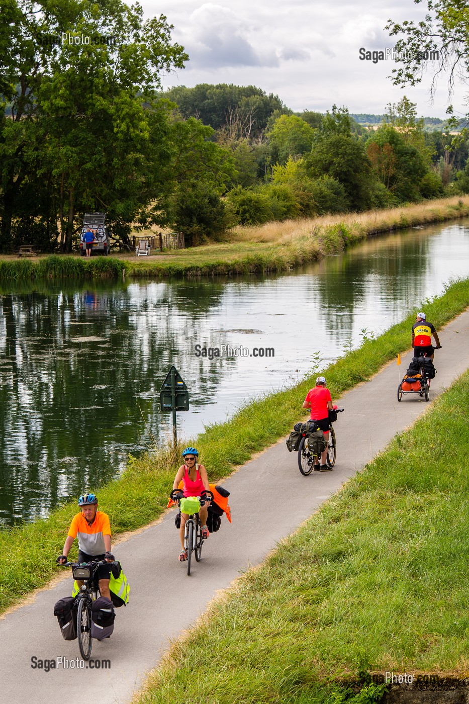 CYCLISTES AU BORD DU CANAL DU NIVERNAIS, BAZARNES, YONNE, BOURGOGNE, FRANCE 