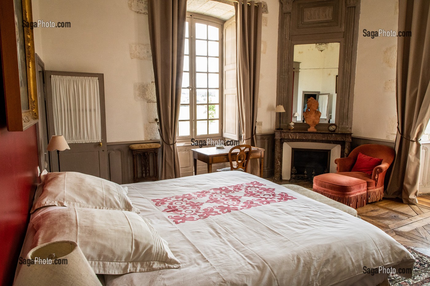 CHAMBRE D'HOTES, ABBAYE DE REIGNY, ANCIENNE ABBAYE CISTERCIENNE, VERMENTON, YONNE, BOURGOGNE, FRANCE 