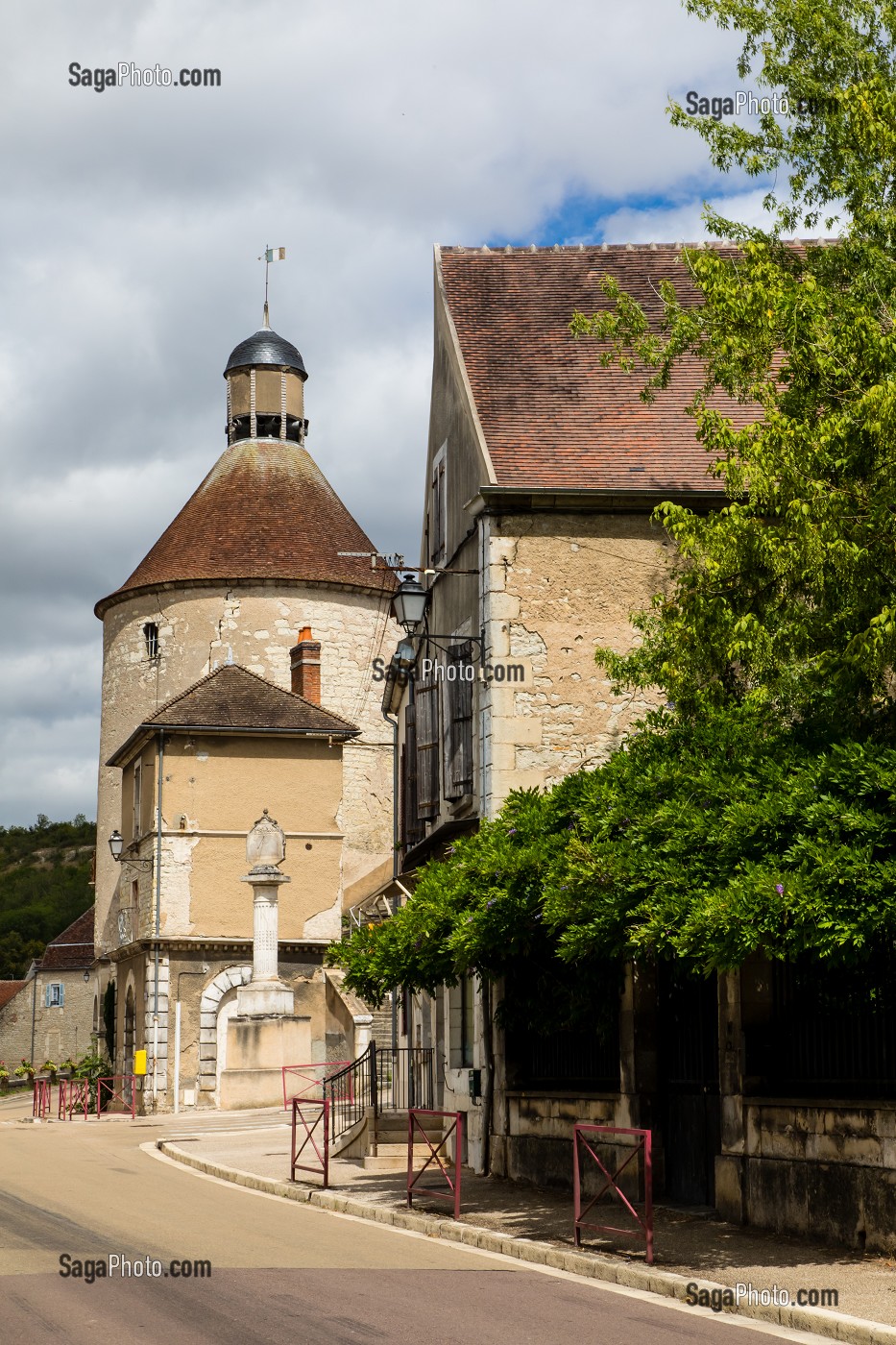 TOUR DU MERIDIEN, VERMENTON, YONNE, BOURGOGNE, FRANCE 
