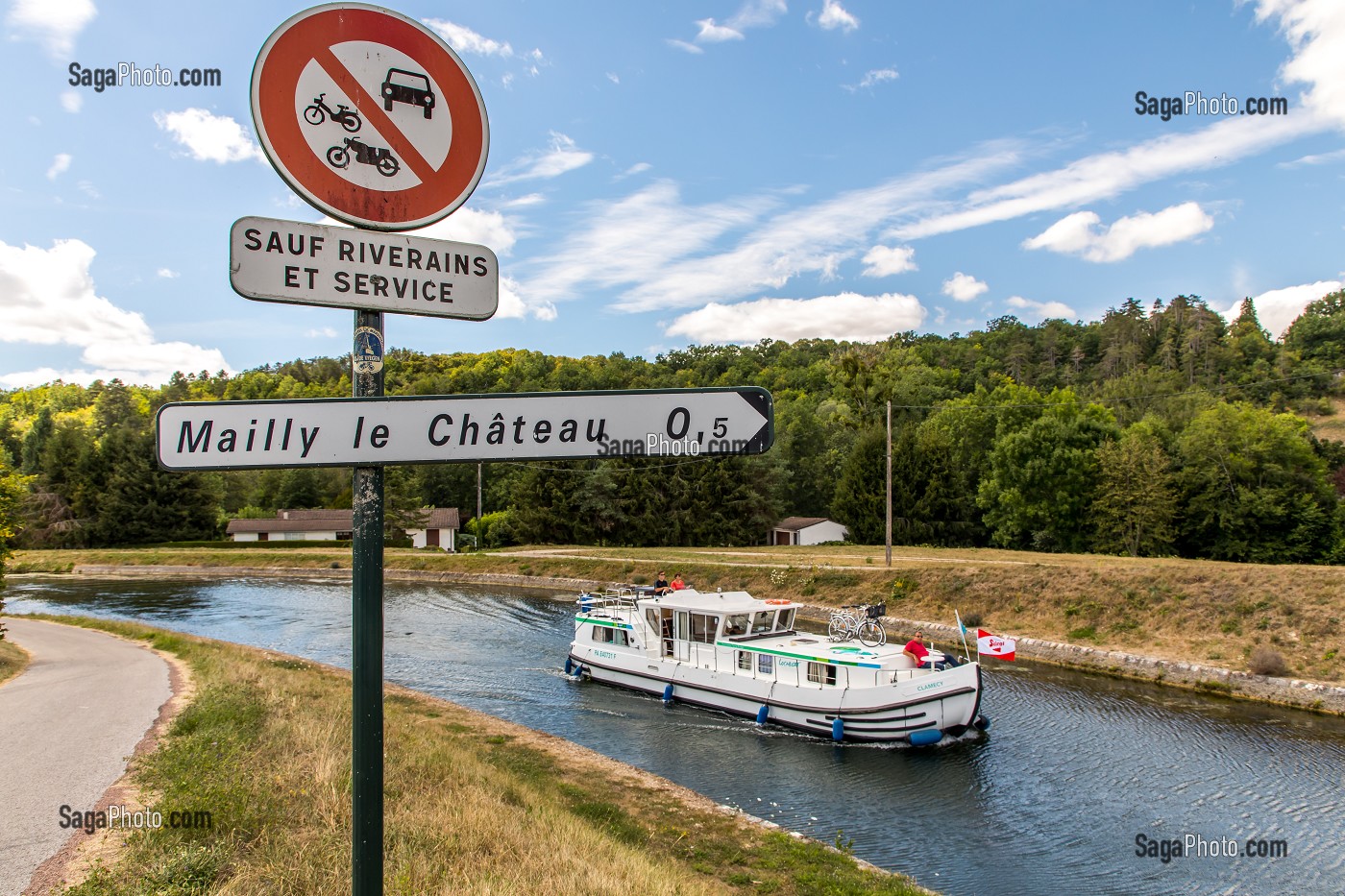 CANAL DU NIVERNAIS, MAILLY LE CHATEAU, YONNE, BOURGOGNE, FRANCE 