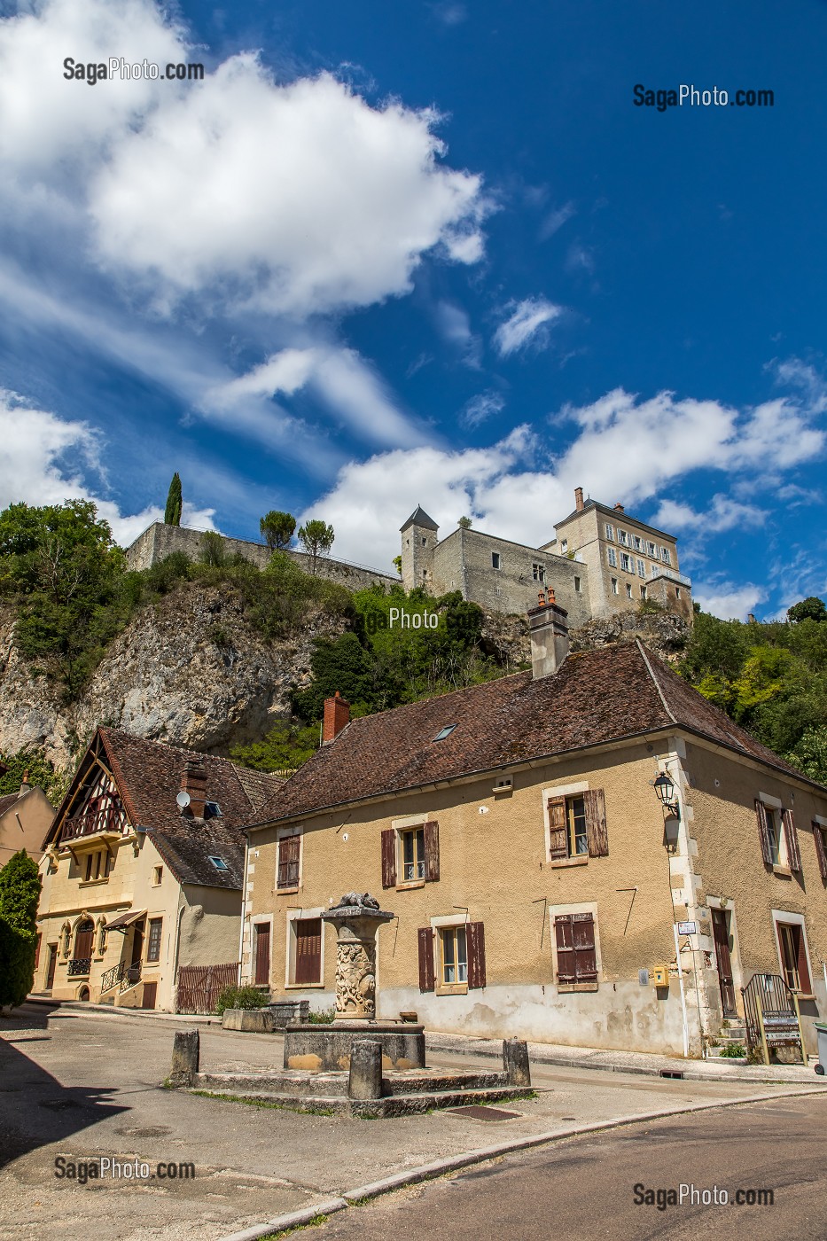 CHATEAU ET DONJON, MAILLY LE CHATEAU ET FONTAINE AU LOUP, YONNE, BOURGOGNE, FRANCE 