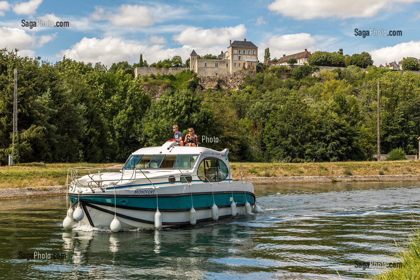 CHATEAU ET DONJON, CANAL DU NIVERNAIS, MAILLY LE CHATEAU, YONNE, BOURGOGNE, FRANCE 