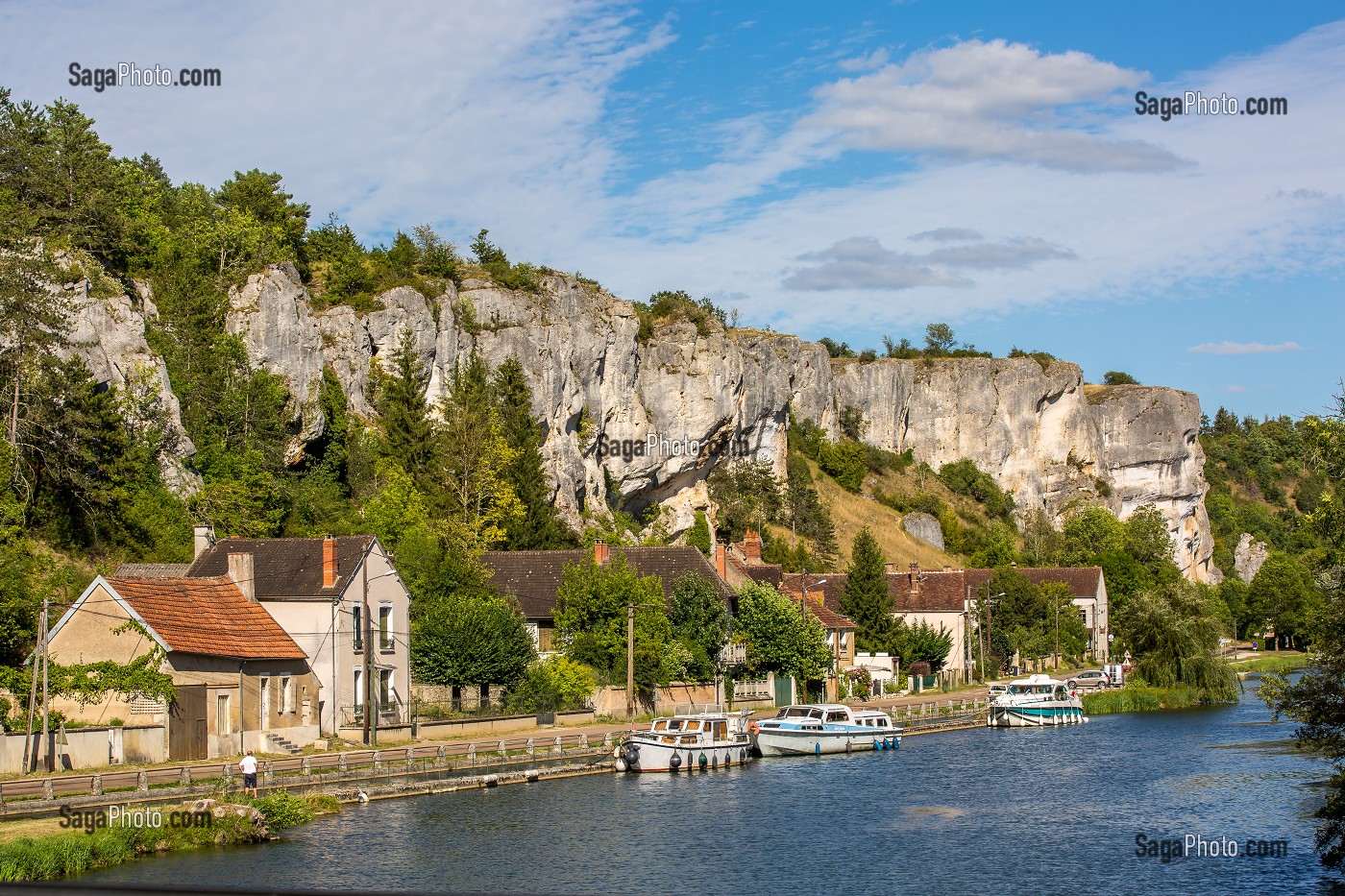 ROCHERS DU SAUSSOIS, FALAISE CALCAIRE DE 60 M DE HAUT, VESTIGES D’UN RECIF CORALLIEN SURPLOMBANT LE CANAL DU NIVERNAIS, MERRY SUR YONNE, YONNE, BOURGOGNE, FRANCE 