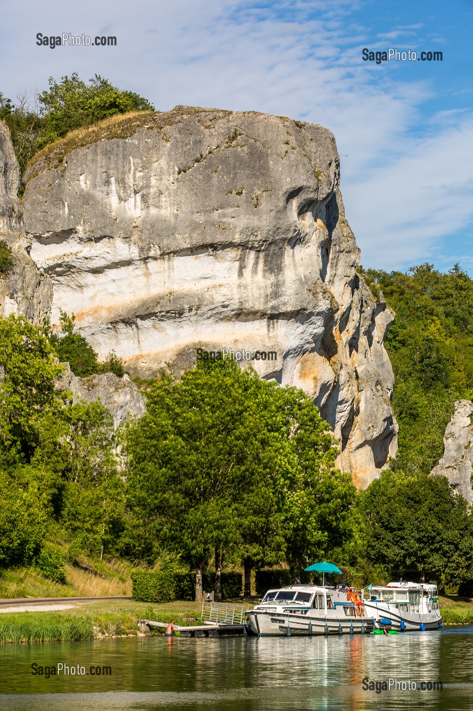 ROCHERS DU SAUSSOIS, FALAISE CALCAIRE DE 60 M DE HAUT, VESTIGES D’UN RECIF CORALLIEN SURPLOMBANT LE CANAL DU NIVERNAIS, MERRY SUR YONNE, YONNE, BOURGOGNE, FRANCE 