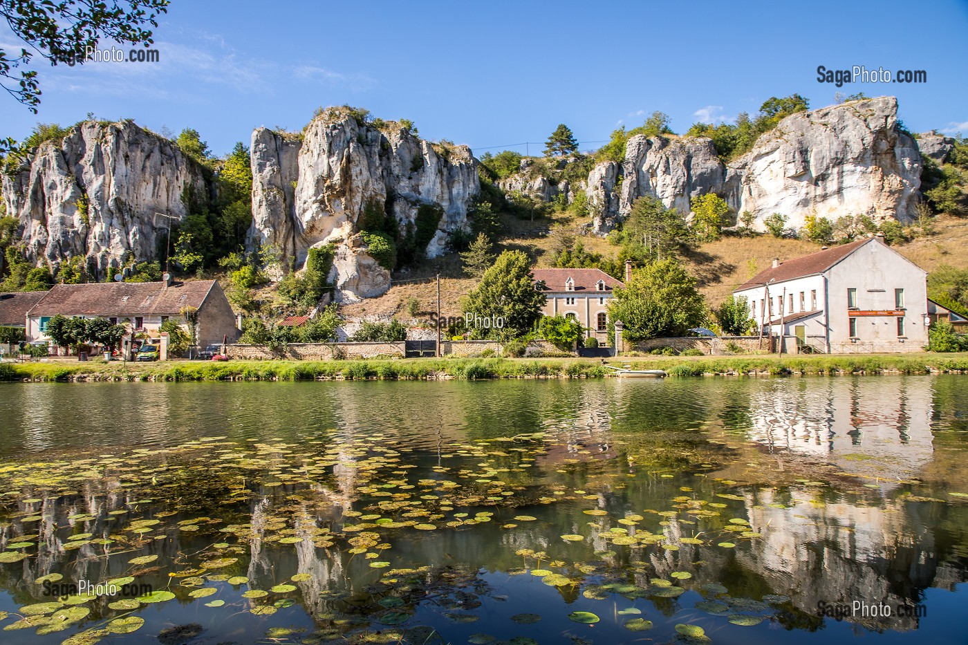 ROCHERS DU SAUSSOIS, FALAISE CALCAIRE DE 60 M DE HAUT, VESTIGES D’UN RECIF CORALLIEN SURPLOMBANT LE CANAL DU NIVERNAIS, MERRY SUR YONNE, YONNE, BOURGOGNE, FRANCE 