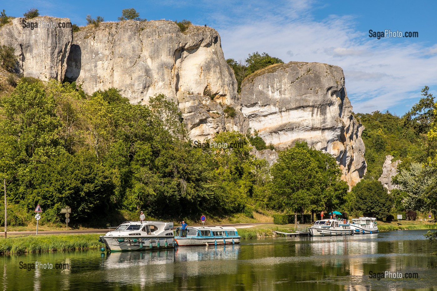 ROCHERS DU SAUSSOIS, FALAISE CALCAIRE DE 60 M DE HAUT, VESTIGES D’UN RECIF CORALLIEN SURPLOMBANT LE CANAL DU NIVERNAIS, MERRY SUR YONNE, YONNE, BOURGOGNE, FRANCE 