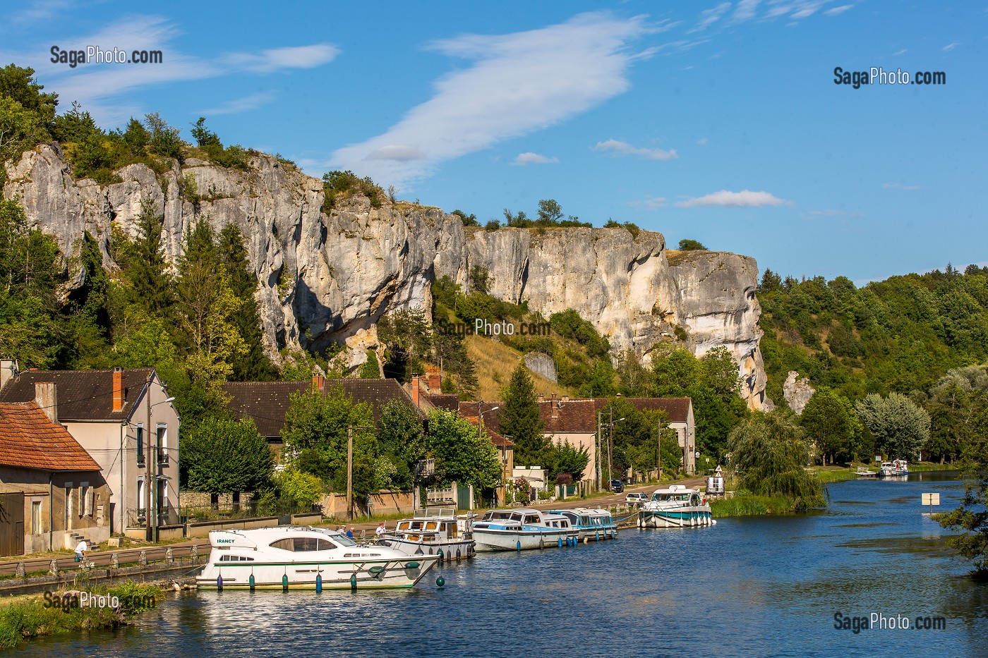 ROCHERS DU SAUSSOIS, FALAISE CALCAIRE DE 60 M DE HAUT, VESTIGES D’UN RECIF CORALLIEN SURPLOMBANT LE CANAL DU NIVERNAIS, MERRY SUR YONNE, YONNE, BOURGOGNE, FRANCE 