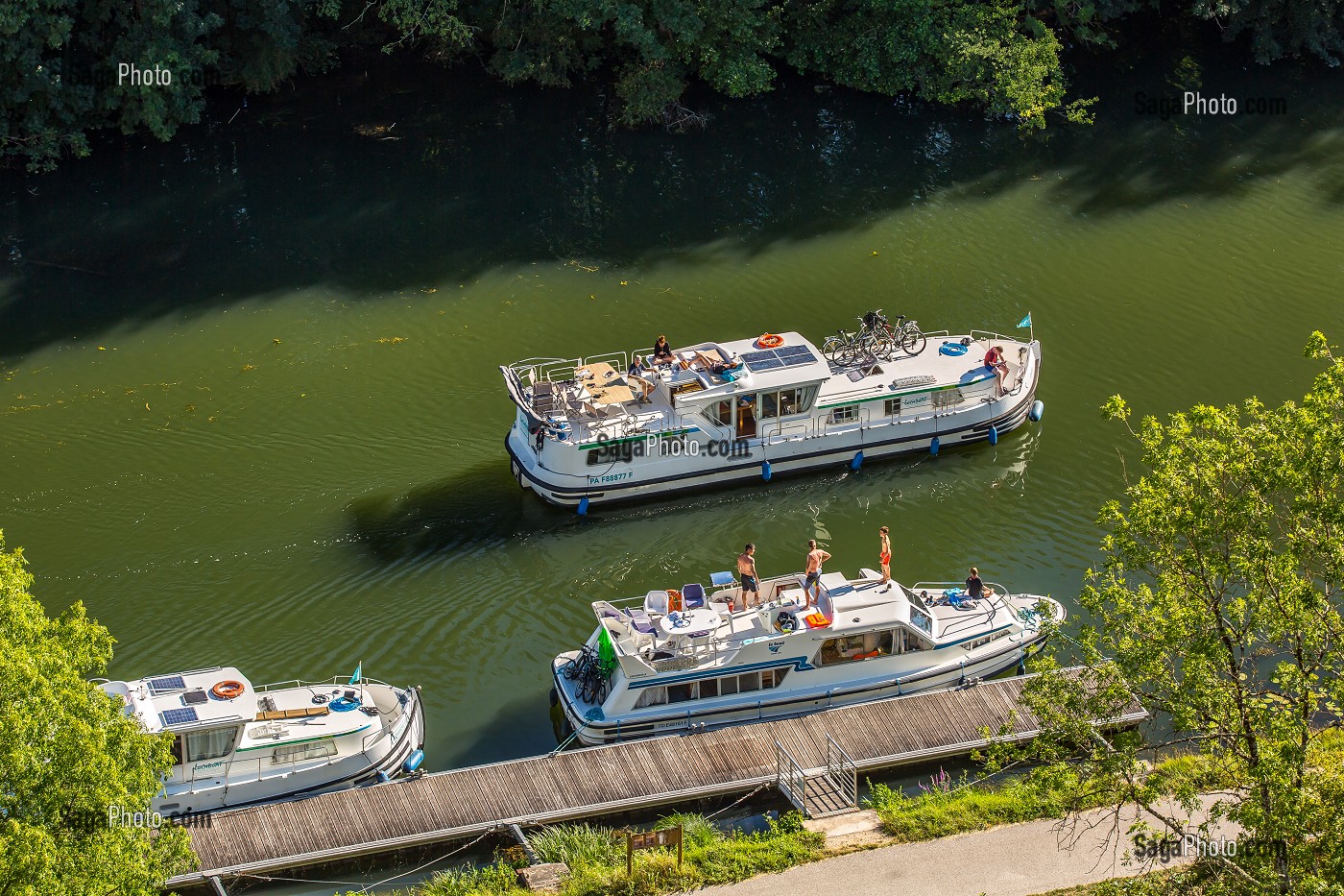 POINT DE VUE SUR LE CANAL DU NIVERNAIS DES ROCHERS DU SAUSSOIS, MERRY SUR YONNE, YONNE, BOURGOGNE, FRANCE 