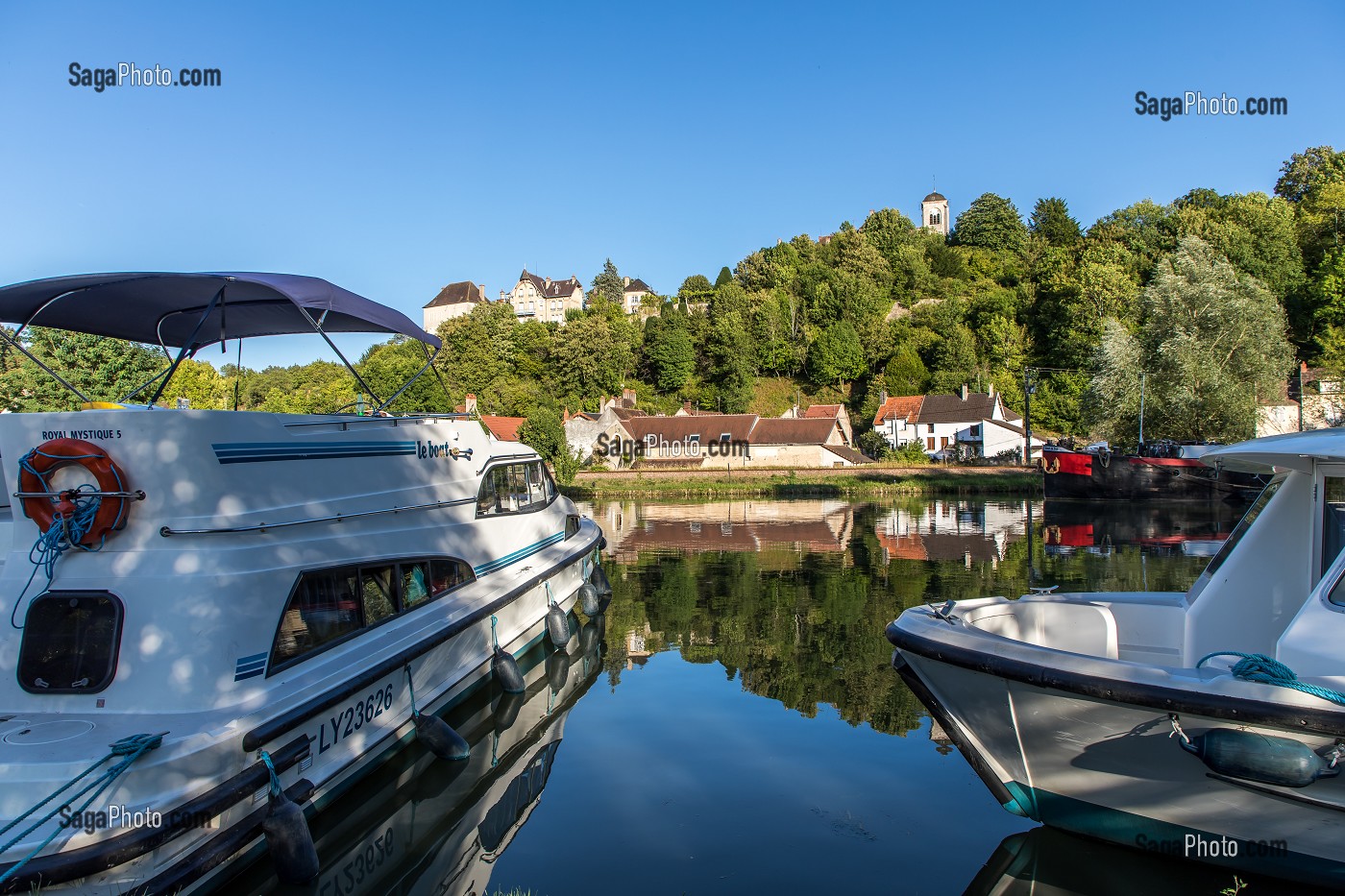 PORT FLUVIAL CANAL DU NIVERNAIS, CHATEL CENSOIR, YONNE, BOURGOGNE, FRANCE 