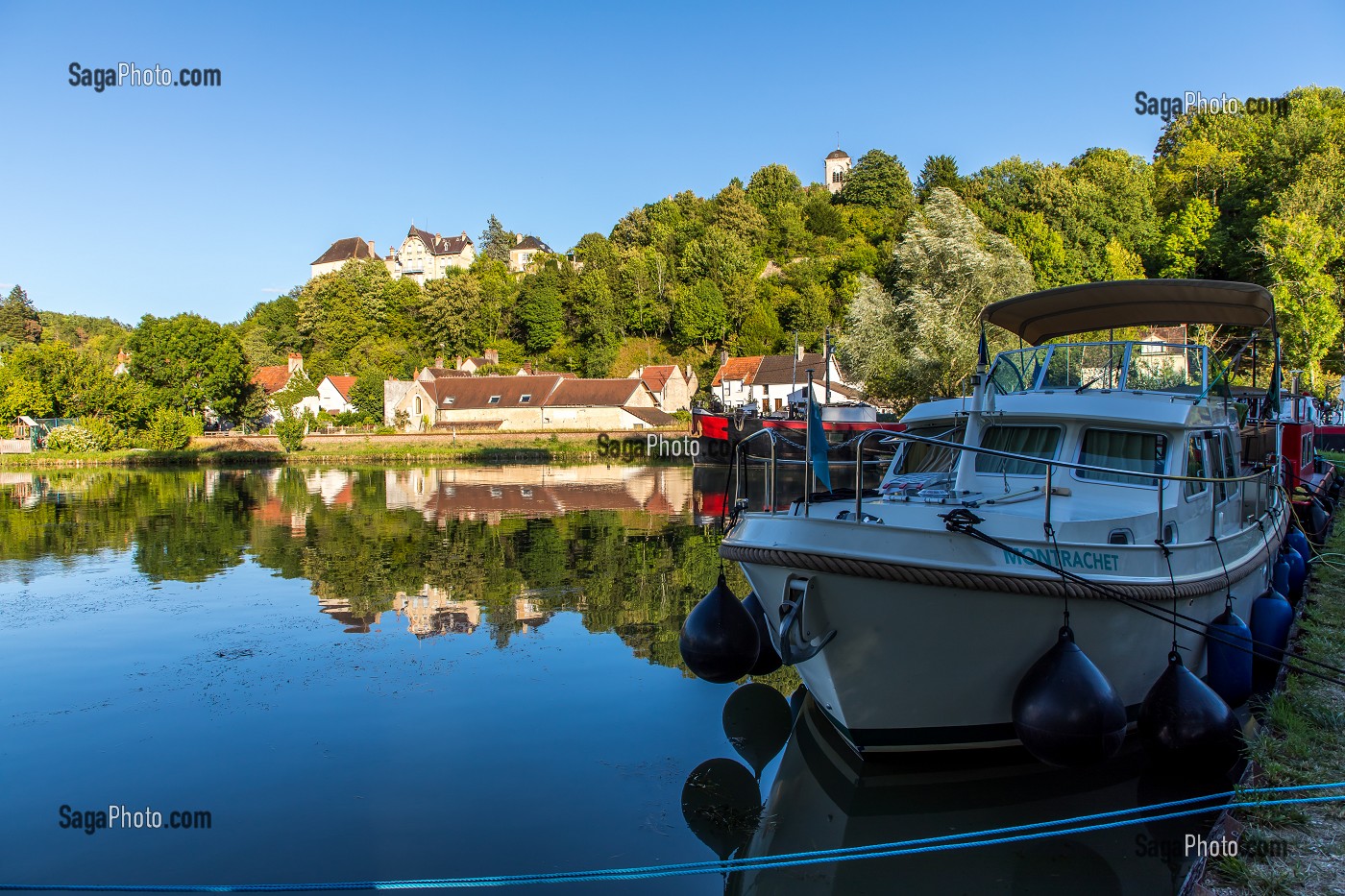 PORT FLUVIAL CANAL DU NIVERNAIS, CHATEL CENSOIR, YONNE, BOURGOGNE, FRANCE 