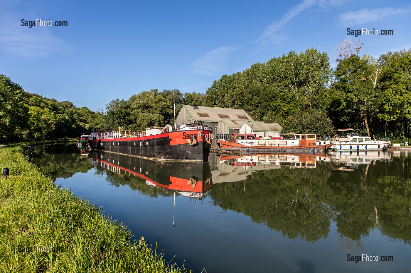 PORT FLUVIAL CANAL DU NIVERNAIS, CHATEL CENSOIR, YONNE, BOURGOGNE, FRANCE 