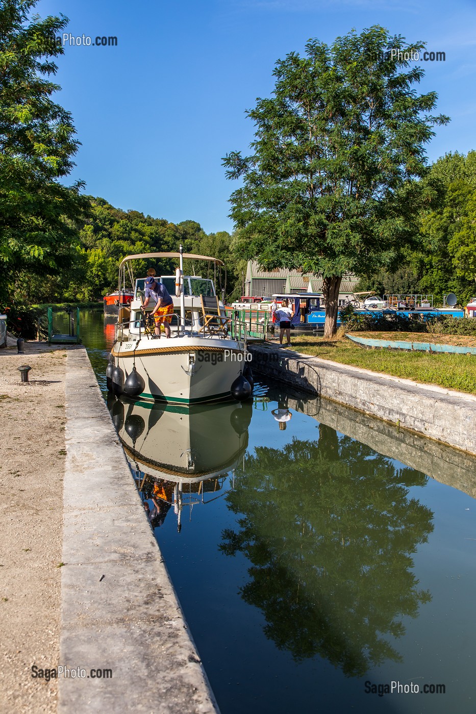 ECLUSE, PORT FLUVIAL CANAL DU NIVERNAIS, CHATEL CENSOIR, YONNE, BOURGOGNE, FRANCE 