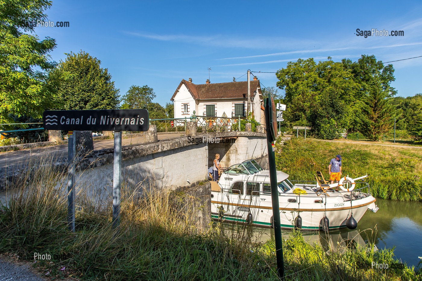 PORT FLUVIAL CANAL DU NIVERNAIS, CHATEL CENSOIR, YONNE, BOURGOGNE, FRANCE 