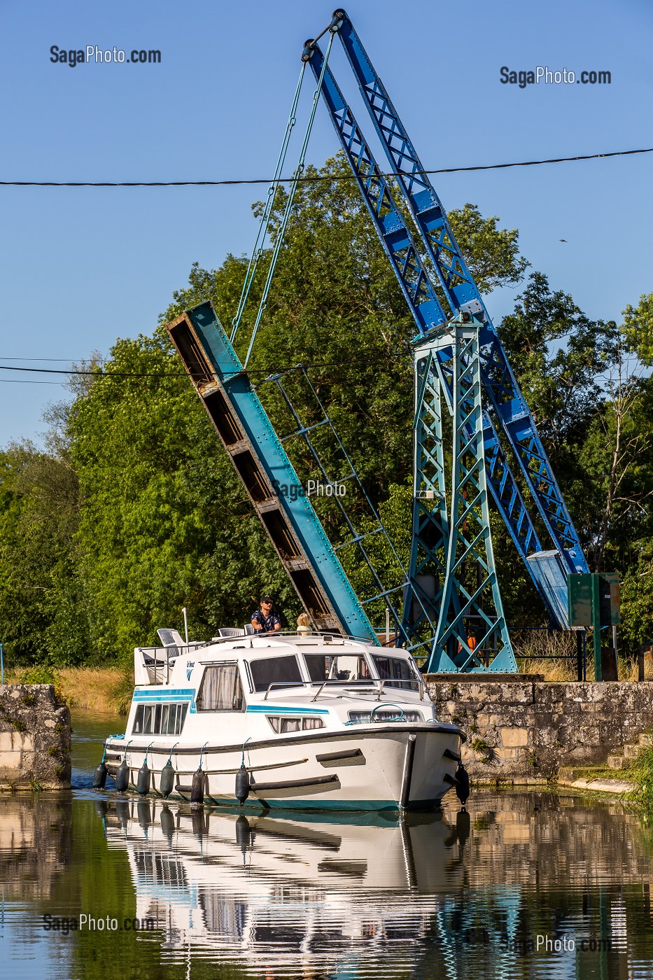 PONT MOBILE DIT PONT LEVIS A FLECHES, CANAL DU NIVERNAIS, CHATEL CENSOIR, YONNE, BOURGOGNE, FRANCE 