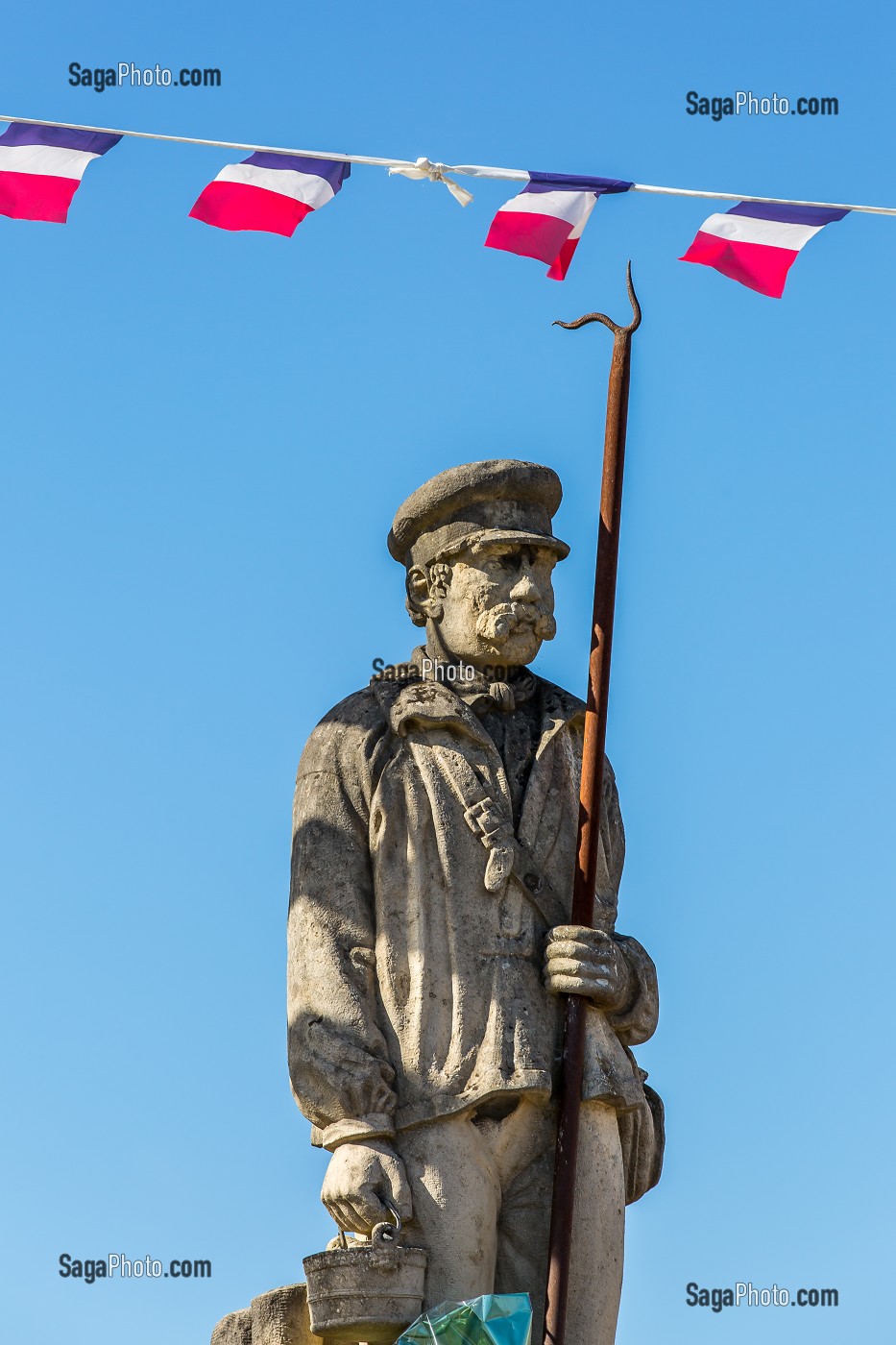 STATUE ERIGEE EN L'HONNEUR DES FLOTTEURS DE BOIS, CLAMECY, NIEVRE, BOURGOGNE, FRANCE 