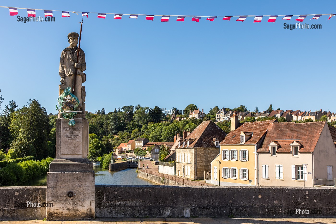 STATUE ERIGEE EN L'HONNEUR DES FLOTTEURS DE BOIS, CLAMECY, NIEVRE, BOURGOGNE, FRANCE 