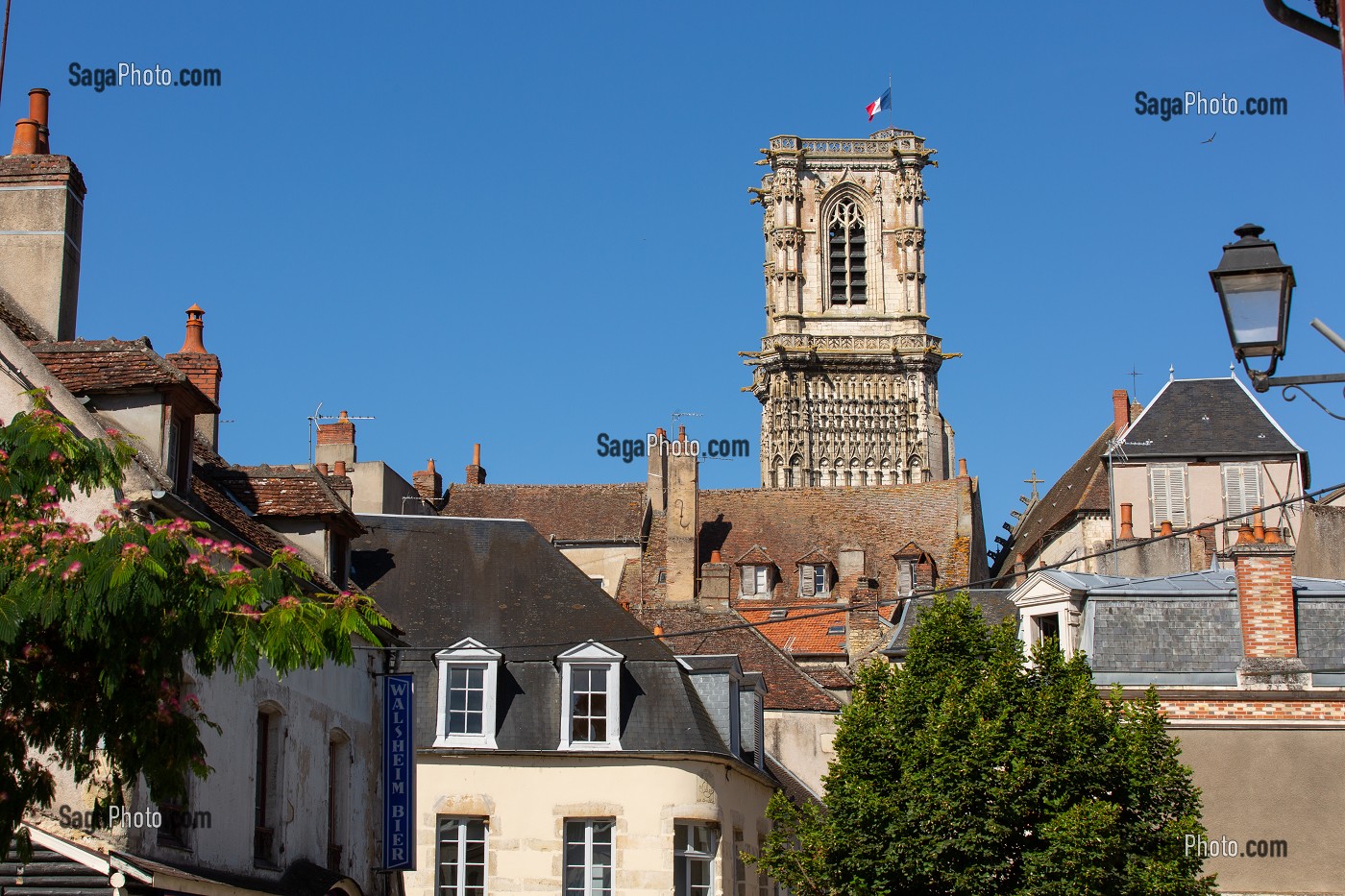 CENTRE VILLE ET COLLEGIALE SAINT-MARTIN, CLAMECY, NIEVRE, BOURGOGNE, FRANCE 