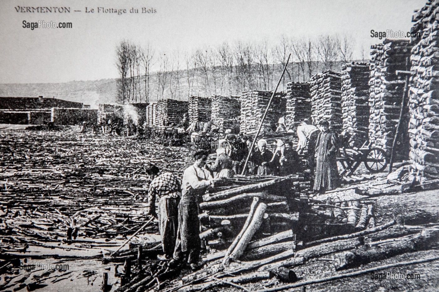 CARTE POSTALES ANCIENNE ILLUSTRANT LES FLOTTEURS ET LE FLOTTAGE DU BOIS, SALLES DEDIEES AU FLOTTAGE DU BOIS, MUSEE ROMAIN ROLLAND, CLAMECY, NIEVRE, BOURGOGNE, FRANCE 