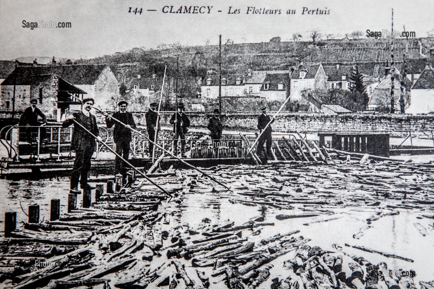 CARTE POSTALES ANCIENNE ILLUSTRANT LES FLOTTEURS ET LE FLOTTAGE DU BOIS, SALLES DEDIEES AU FLOTTAGE DU BOIS, MUSEE ROMAIN ROLLAND, CLAMECY, NIEVRE, BOURGOGNE, FRANCE 