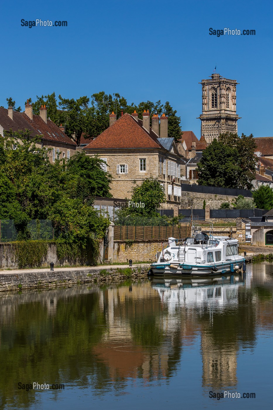 PORT, COLLEGIALE SAINT-MARTIN ET VILLE CLAMECY, NIEVRE, BOURGOGNE, FRANCE 