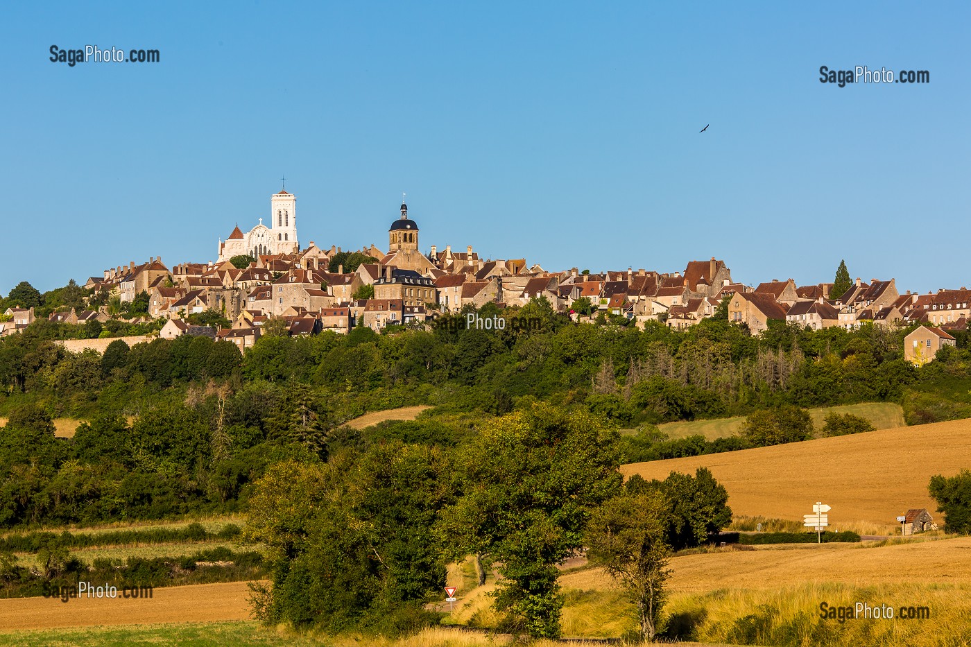 VILLAGE ET COLLINE ETERNELLE DE VEZELAY, VEZELAY, YONNE, BOURGOGNE, FRANCE 