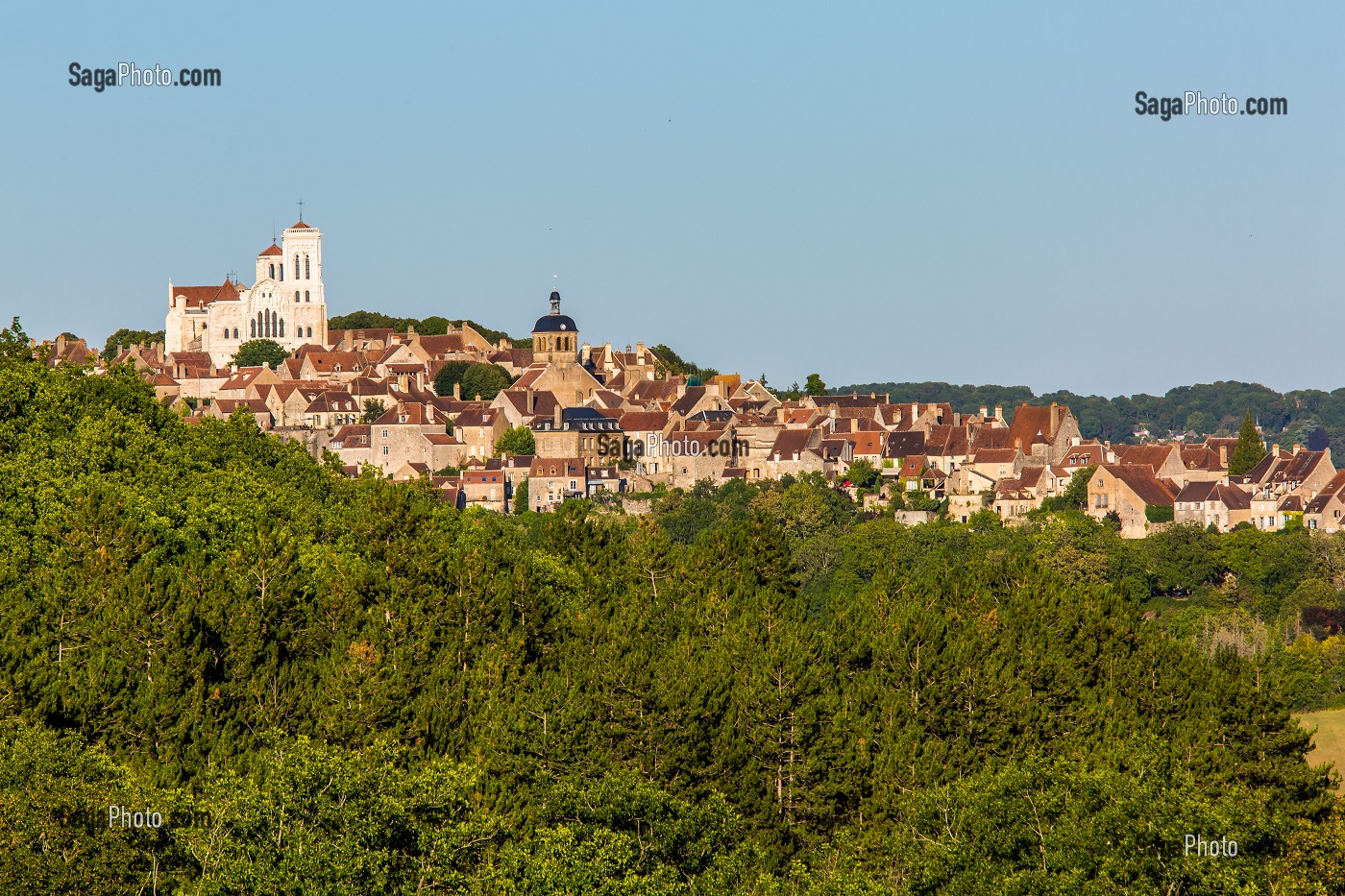 VILLAGE ET COLLINE ETERNELLE DE VEZELAY, VEZELAY, YONNE, BOURGOGNE, FRANCE 