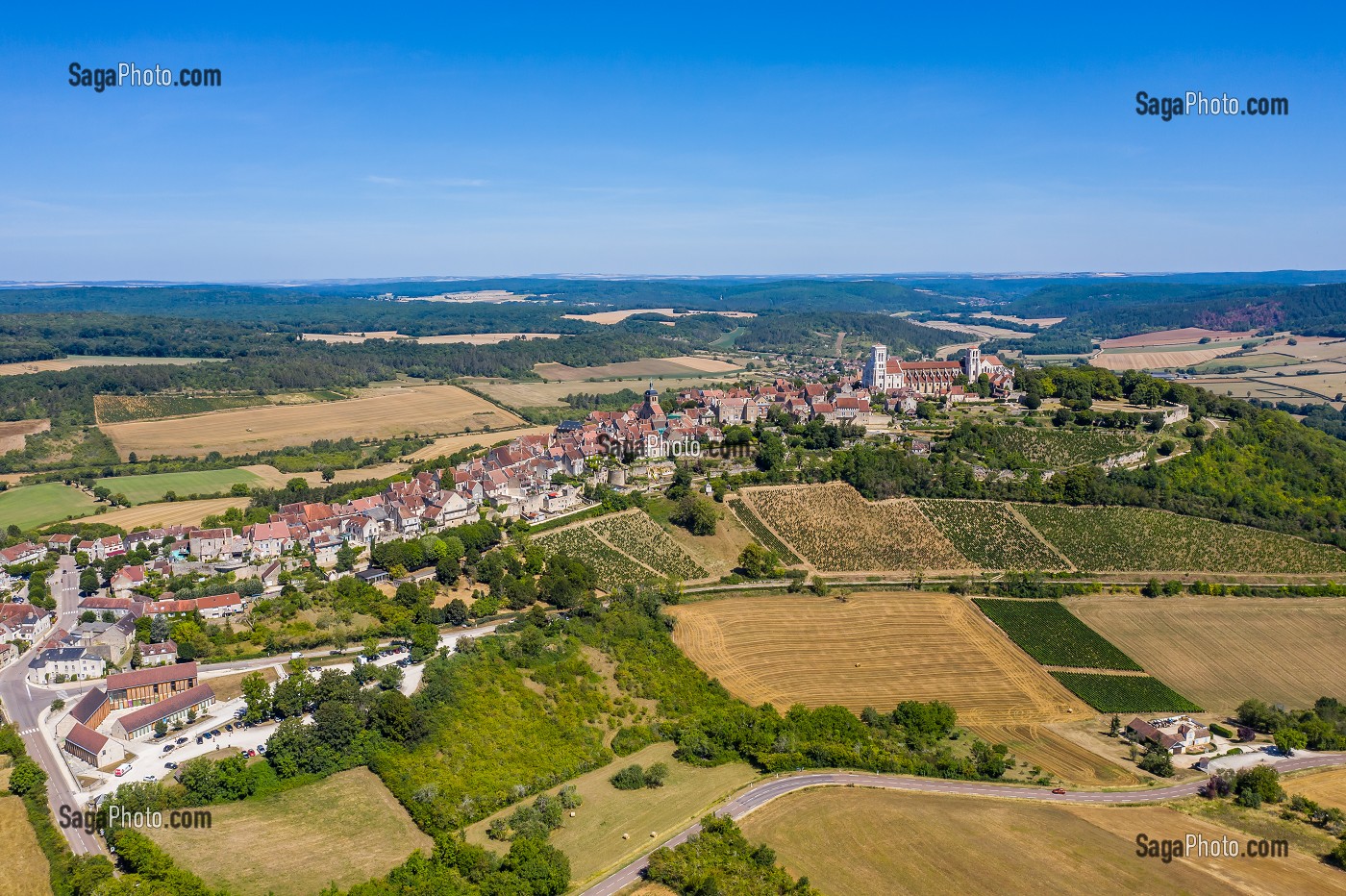 VILLAGE ET COLLINE ETERNELLE DE VEZELAY, BASILIQUE SAINTE MARIE MADELEINE, VEZELAY, YONNE, BOURGOGNE, FRANCE 