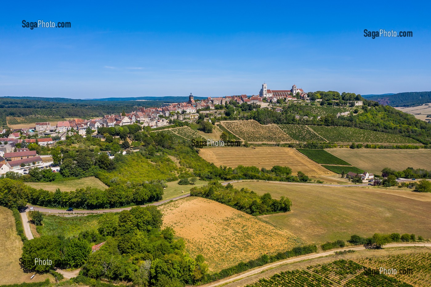 VILLAGE ET COLLINE ETERNELLE DE VEZELAY, BASILIQUE SAINTE MARIE MADELEINE, VEZELAY, YONNE, BOURGOGNE, FRANCE 