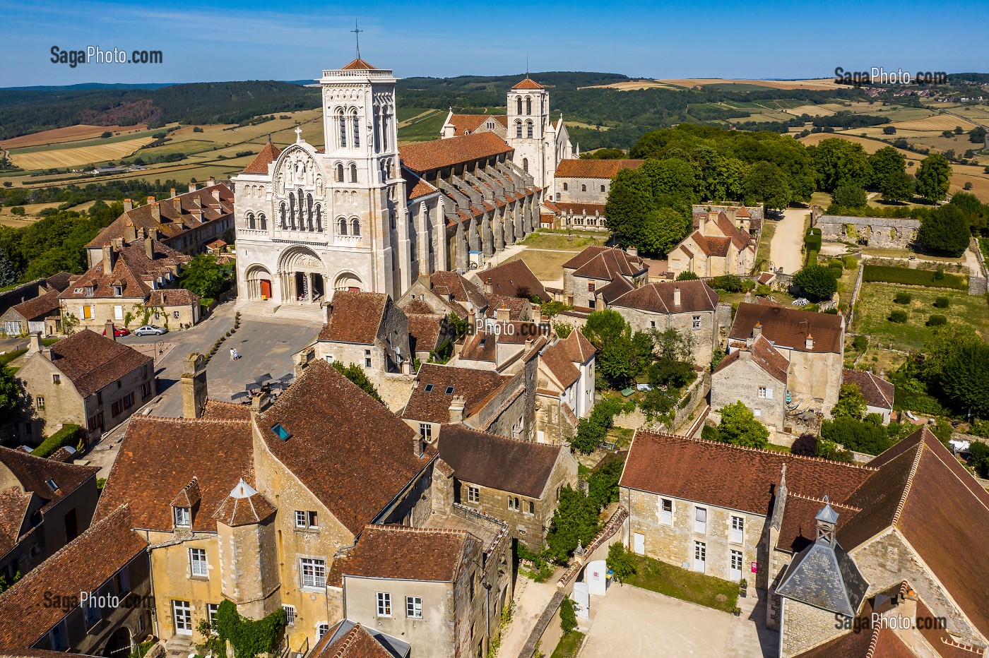 VILLAGE ET COLLINE ETERNELLE DE VEZELAY, BASILIQUE SAINTE MARIE MADELEINE, VEZELAY, YONNE, BOURGOGNE, FRANCE 